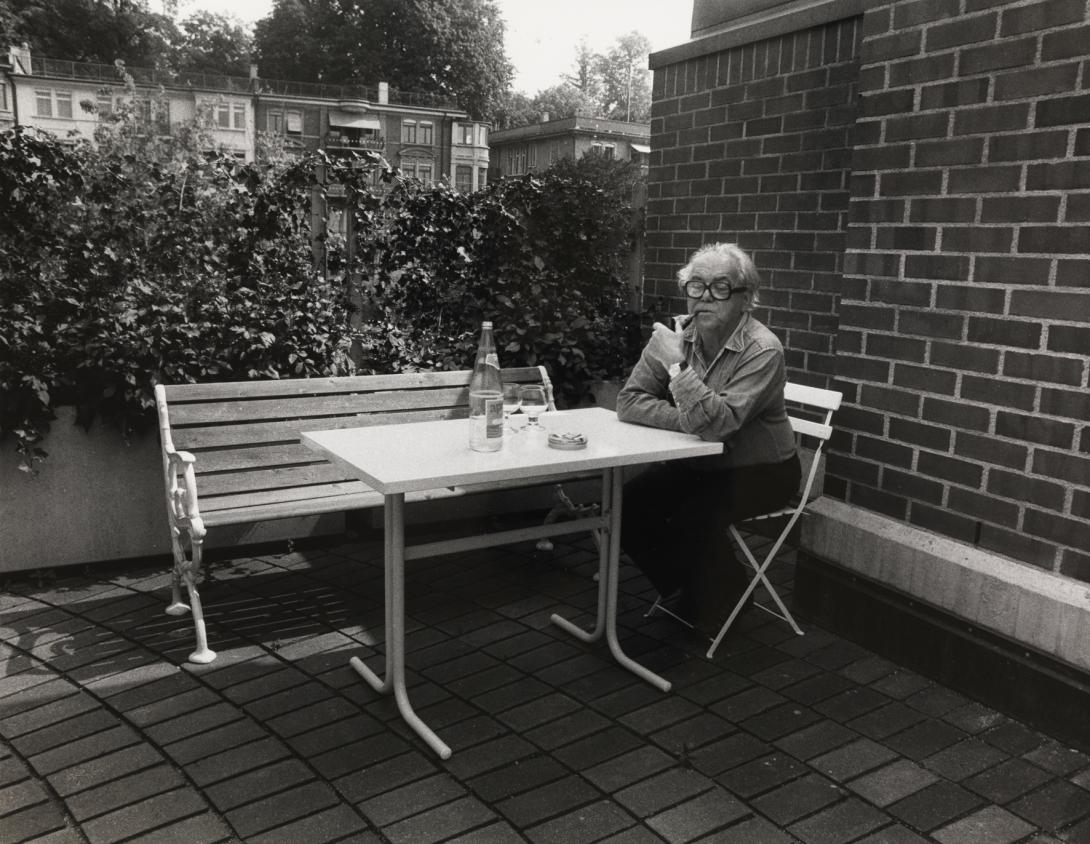 Max Frisch in seiner Wohnung an der Stadelhoferstrasse